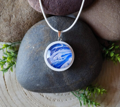 "Fluid felhő" fehér alappal (fix nyaklánc)