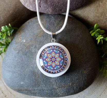 Lila mandala fehér alappal (fix nyaklánc)