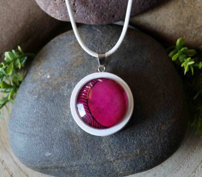 Lila hold fehér alappal (fix nyaklánc)