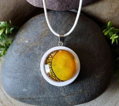 Sárga hold fehér alappal (fix nyaklánc)