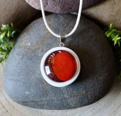 Piros hold fehér alappal (fix nyaklánc)