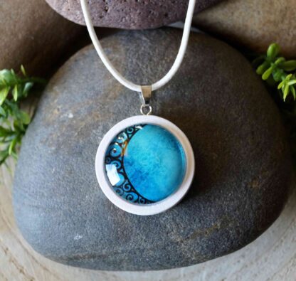 Kék hold fehér alappal (fix nyaklánc)